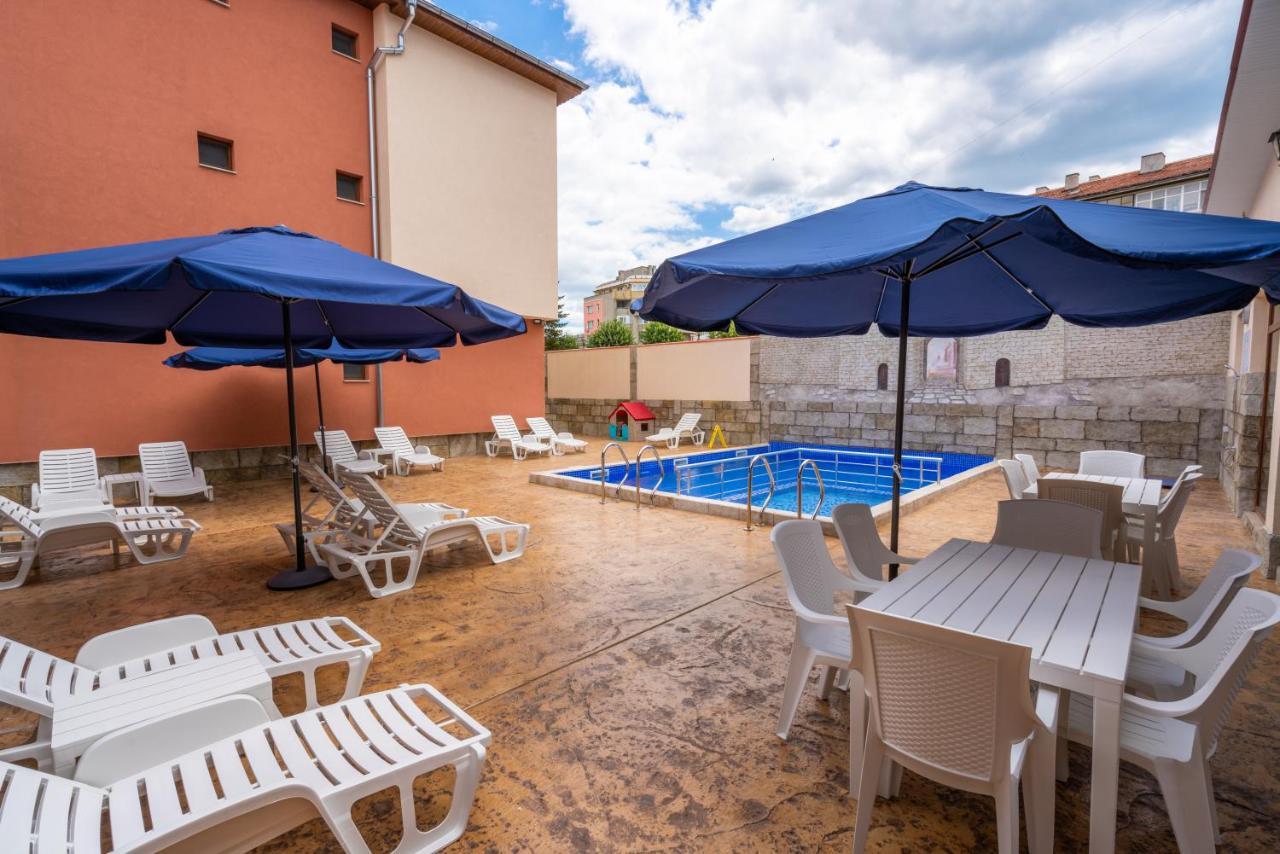 Family Hotel Preslav Zewnętrze zdjęcie