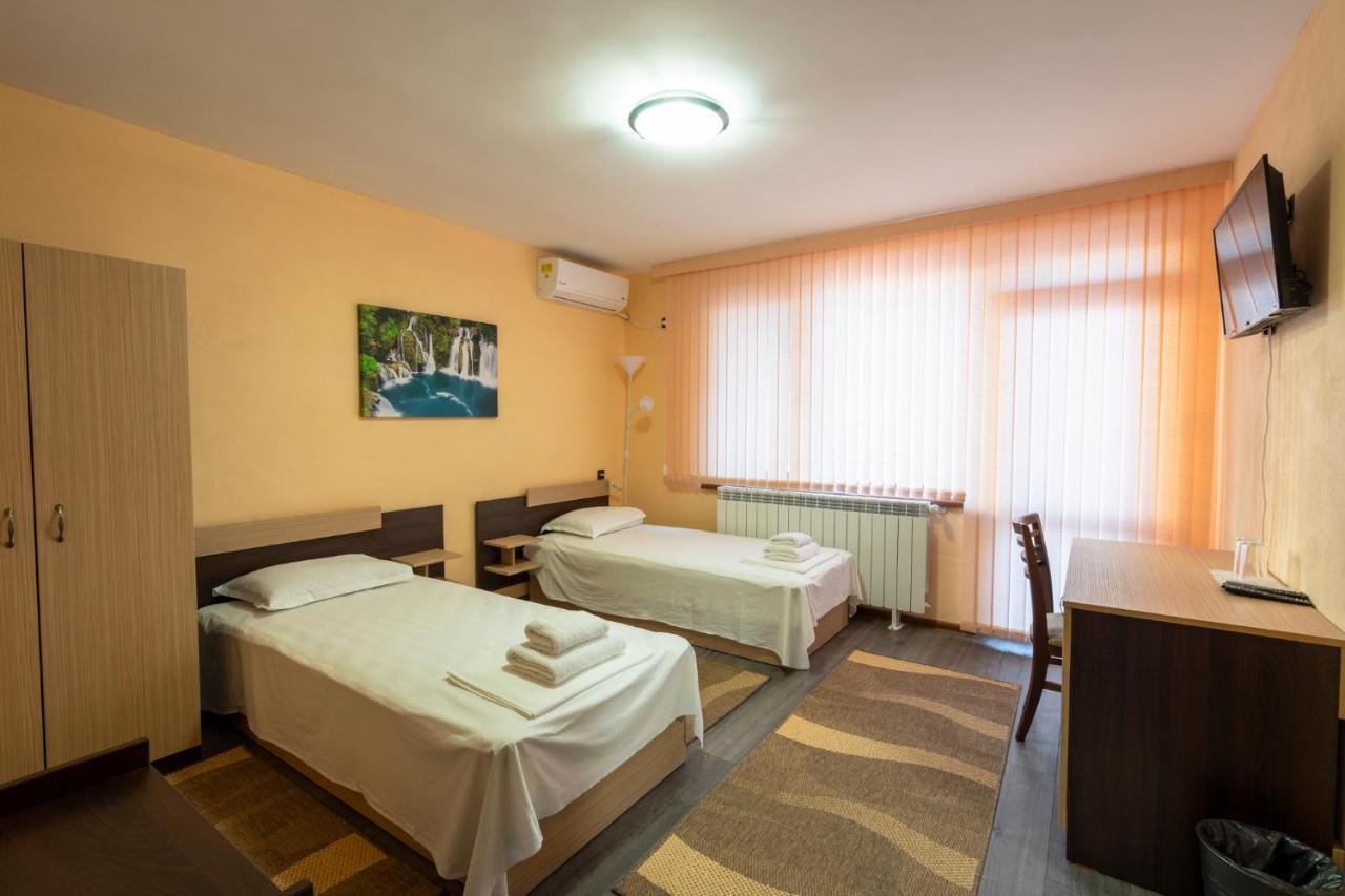 Family Hotel Preslav Zewnętrze zdjęcie